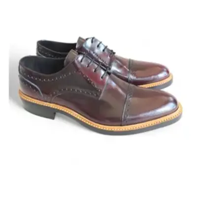 Scarpe uomo modello derby con puntina in pelle lucida bordeaux e nero con fondo cucito