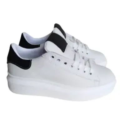 Sneakers donna in pelle bianca con riporti moda e fondo gomma cucito